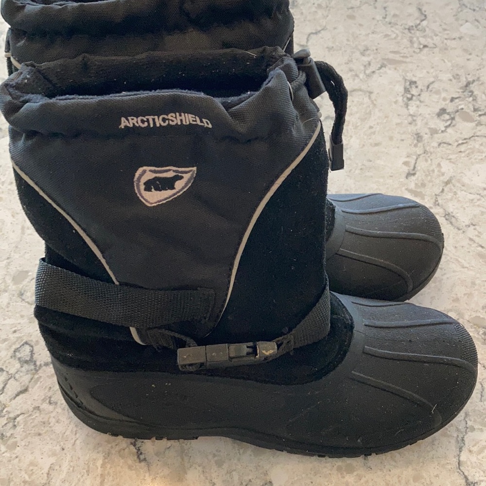 Kids snow boots.